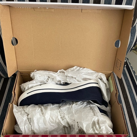 Skechers Go Walk Arch Fit “Grateful” - Picture 2 of 4